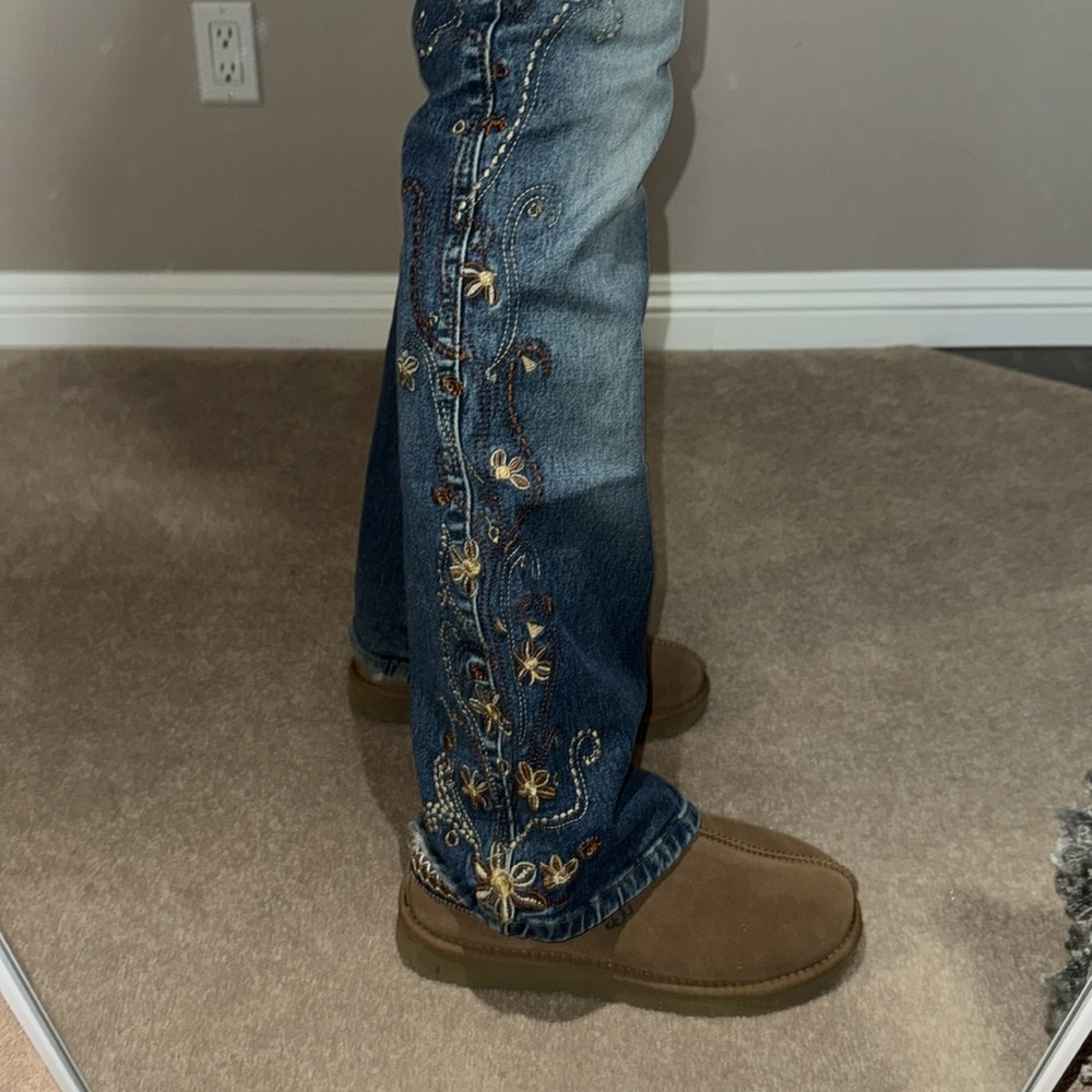 Z. CAVARICÇI vintage embroidered jeans
Brown/gold embroidered along the sides